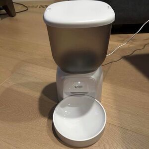 Automatic Pet Feeder in White and Gray
